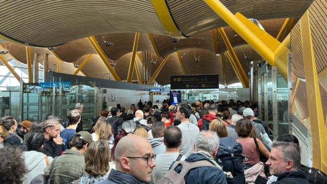 Imagen de las colas en la T4 de Barajas.