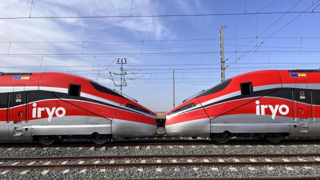 Dos trenes de la compañía iryo.