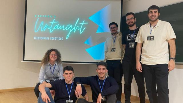 El equipo del club de estudiantes Untaught.