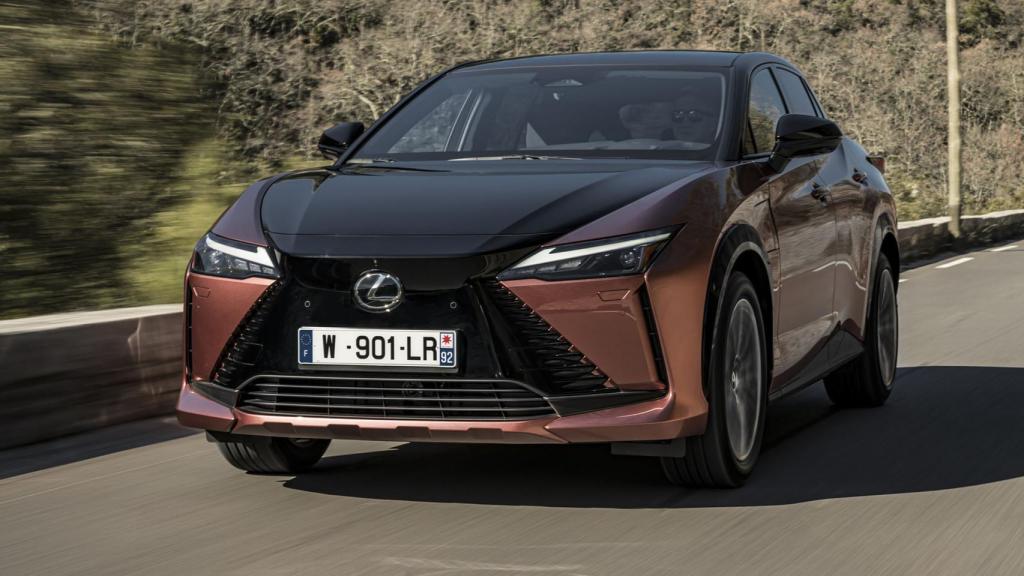 El Lexus RZ es un SUV eléctrico que ronda los 400 kilómetros de autonomía.