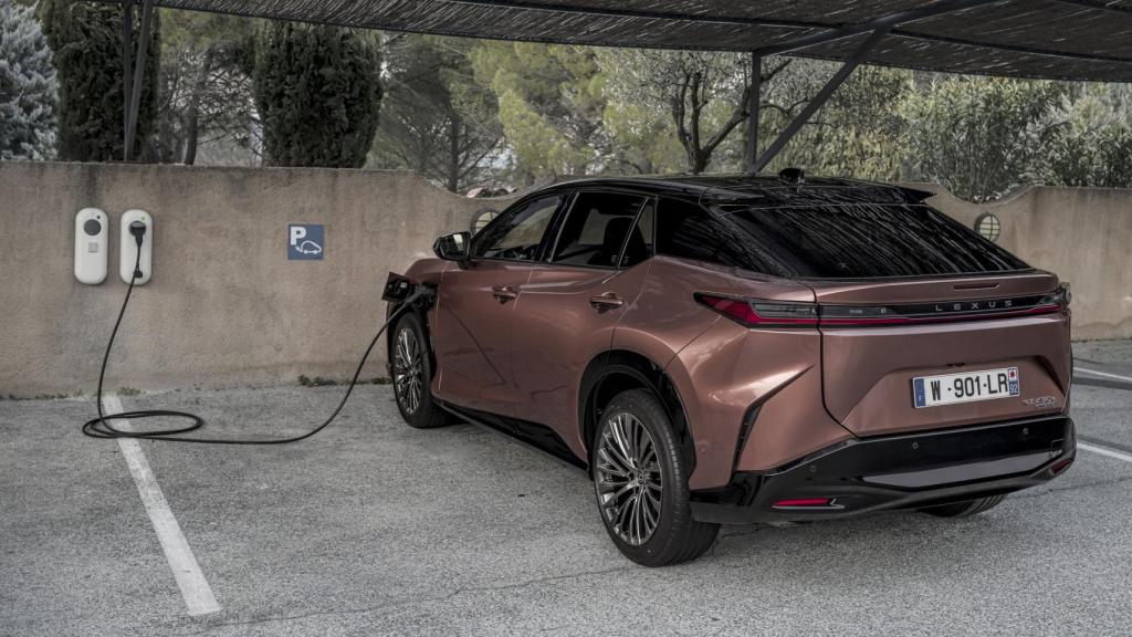 El Lexus RZ carga del 10% al 80% en carga rápida en 30 minutos.