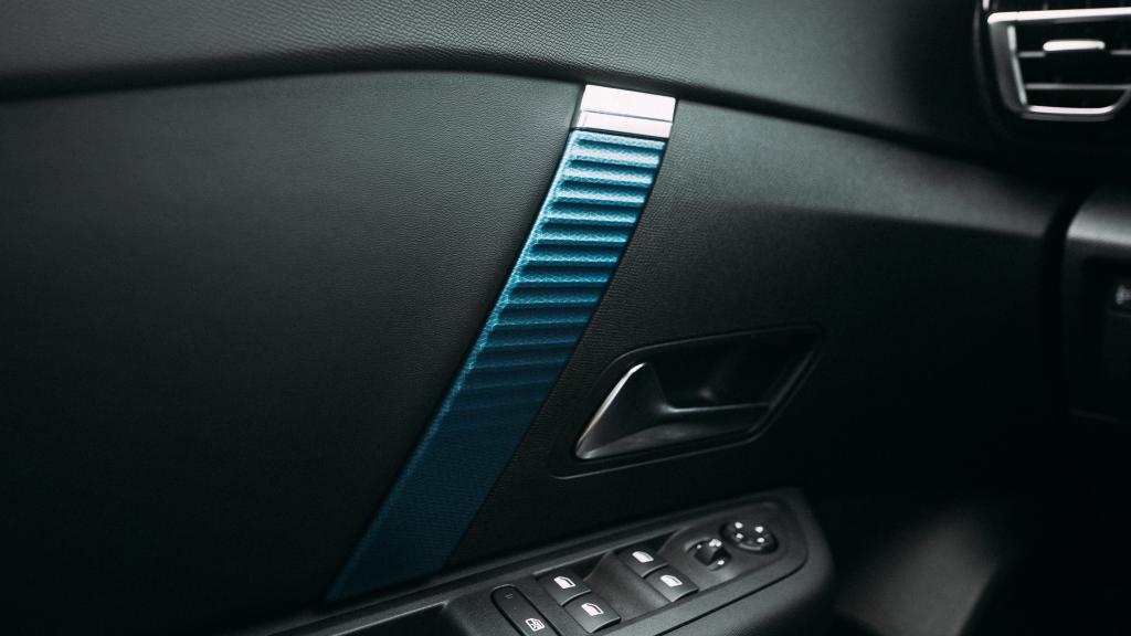 El Citroën ë-C4 X tiene elementos en azul por tratarse de una versión cero emisiones.