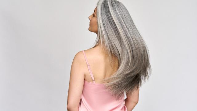 Es fundamental cuidar el pelo durante la menopausia.