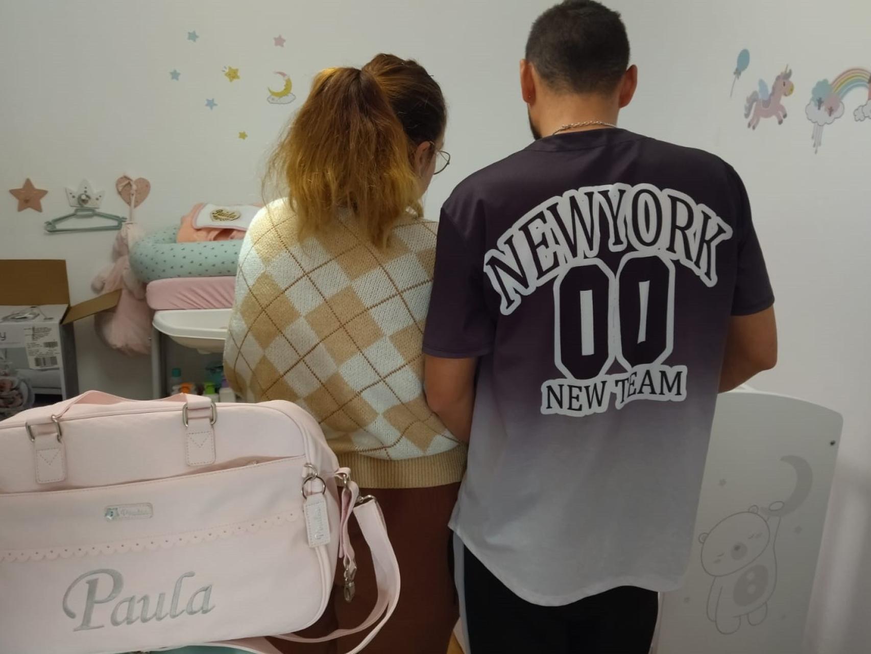 Ana y Nacho, este lunes, en la bonita habitación que le habían preparado a su futura hija, Paula, fallecida durante el parto en el Hospital Virgen del Castillo de Yecla.