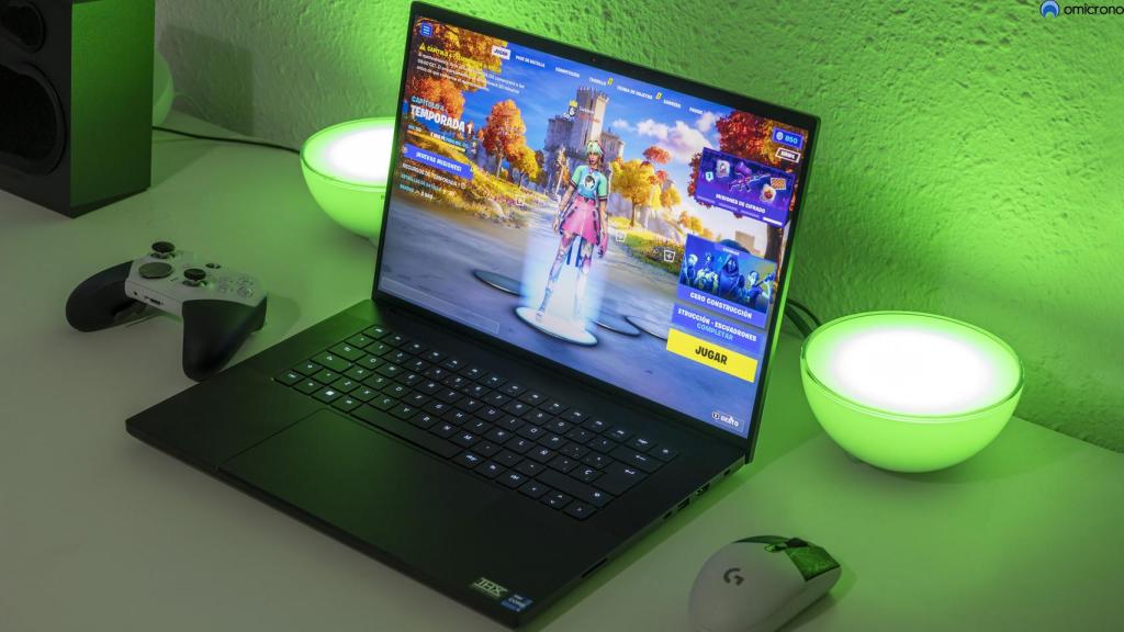 Razer Blade 16 ejecutando Fortnite.