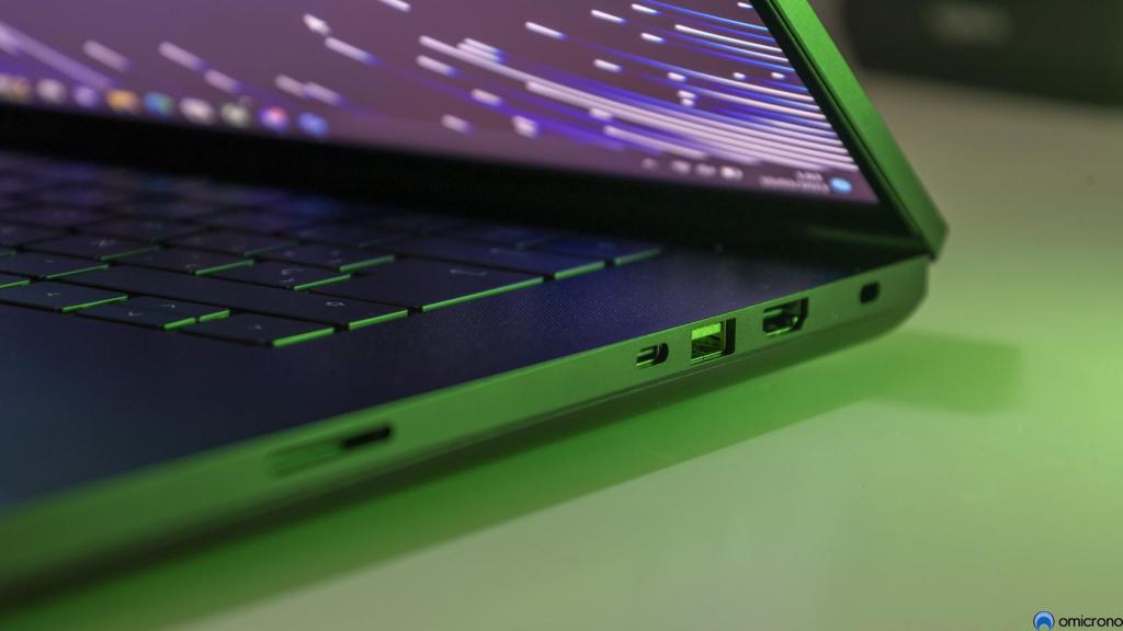 Puertos de Razer Blade 16.