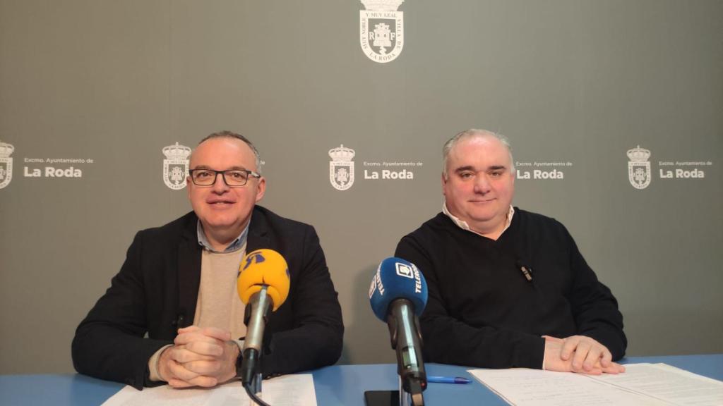 Santiago Blasco (i) y Constantino Berruga (d), concejales del PP en La Roda.