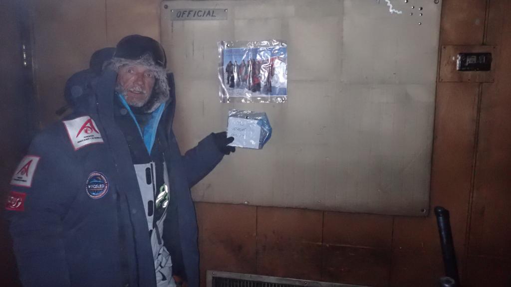 Ignacio Oficialdegui en el interior de la Base Plateau, una estación de investigación estadounidense inactiva desde hace décadas