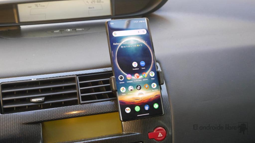 Móvil en un soporte de coche