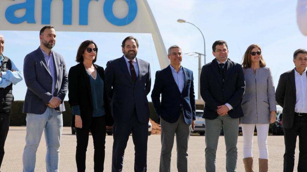Paco Núñez en su visita a las Industrias Metálicas ANRO, en Tomelloso.