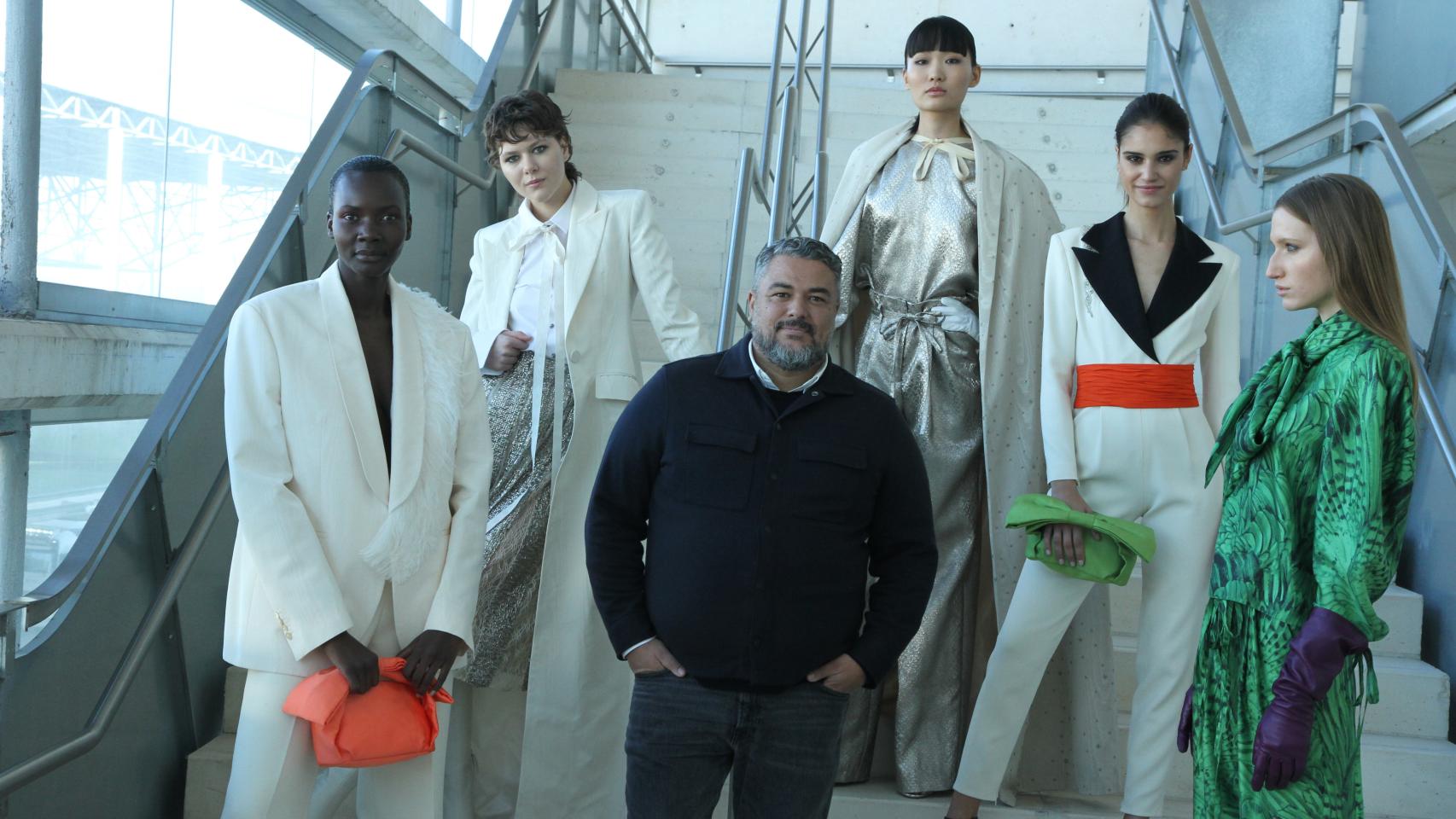 Nacho Aguayo con las modelos del desfile de Pedro del Hierro en la pasarela MBFWMadrid 2023.