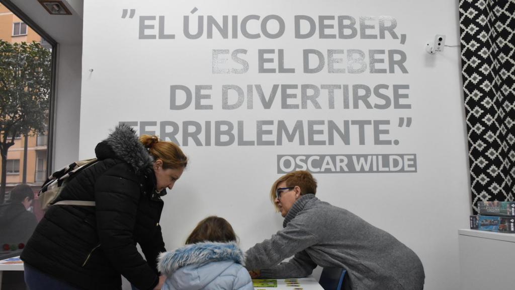 Marta jugando con unas clientas en la tienda