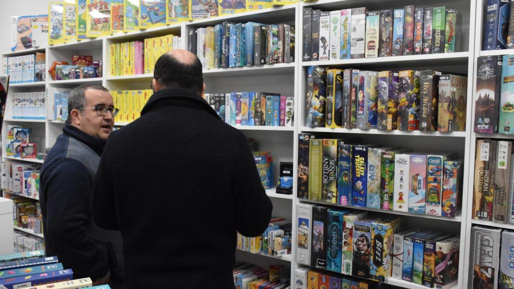 Juan Manuel aconsejando sobre juegos a un cliente