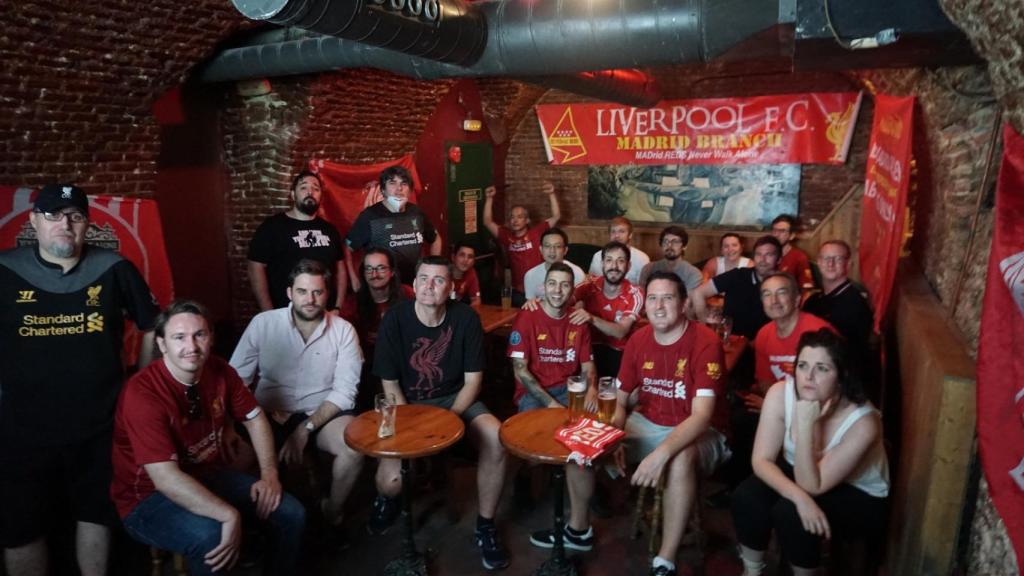 Los hinchas viendo un partido en el Triskel pub.