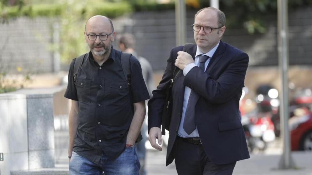 Francis Puig, a la izquierda, acude junto a su abogado a declarar a los juzgados.