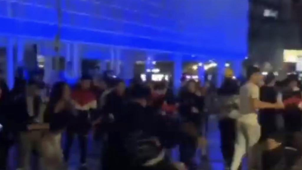 Pelea grabada en la plaza del Ayuntamiento de Valencia.