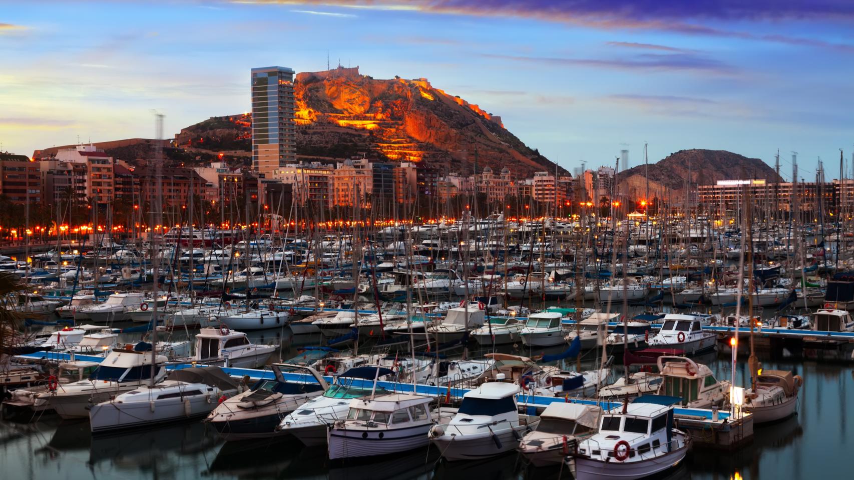 Puerto de Alicante, con el Castillo de Santa Bárbara al fondo.