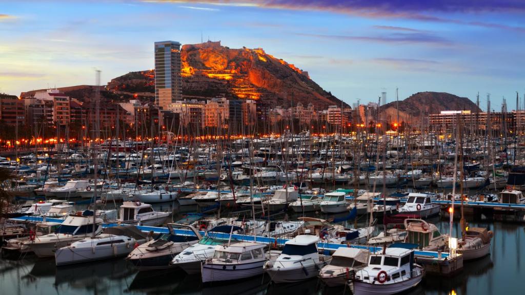 Puerto de Alicante, con el Castillo de Santa Bárbara al fondo.