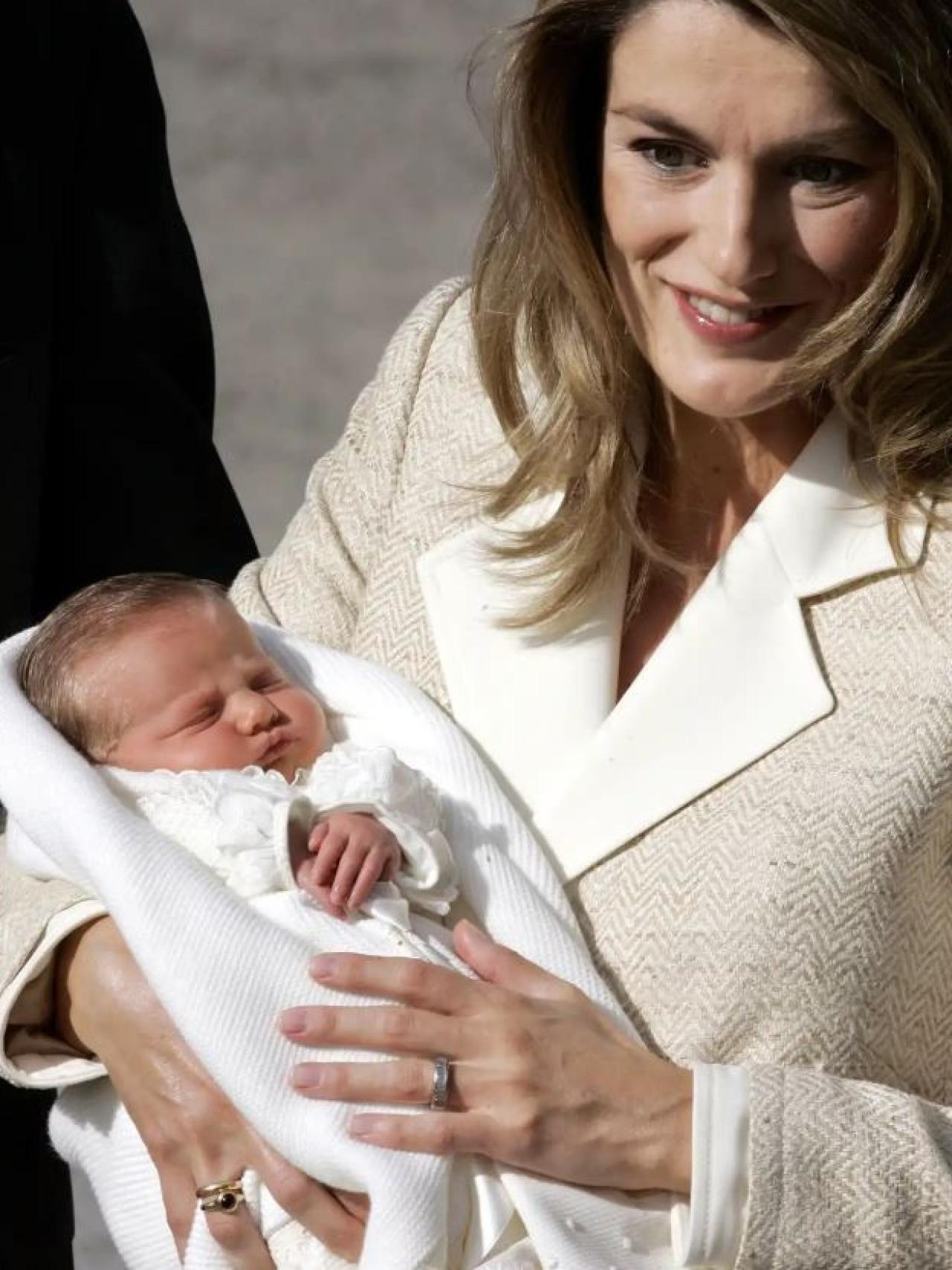 Leonor junto a su madre, Letizia, en el momento de su nacimiento.
