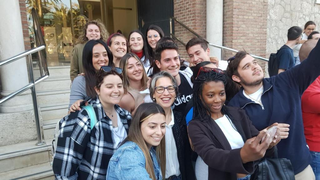 Los alumnos se fotografían con la profesora Susana García Bujalance.
