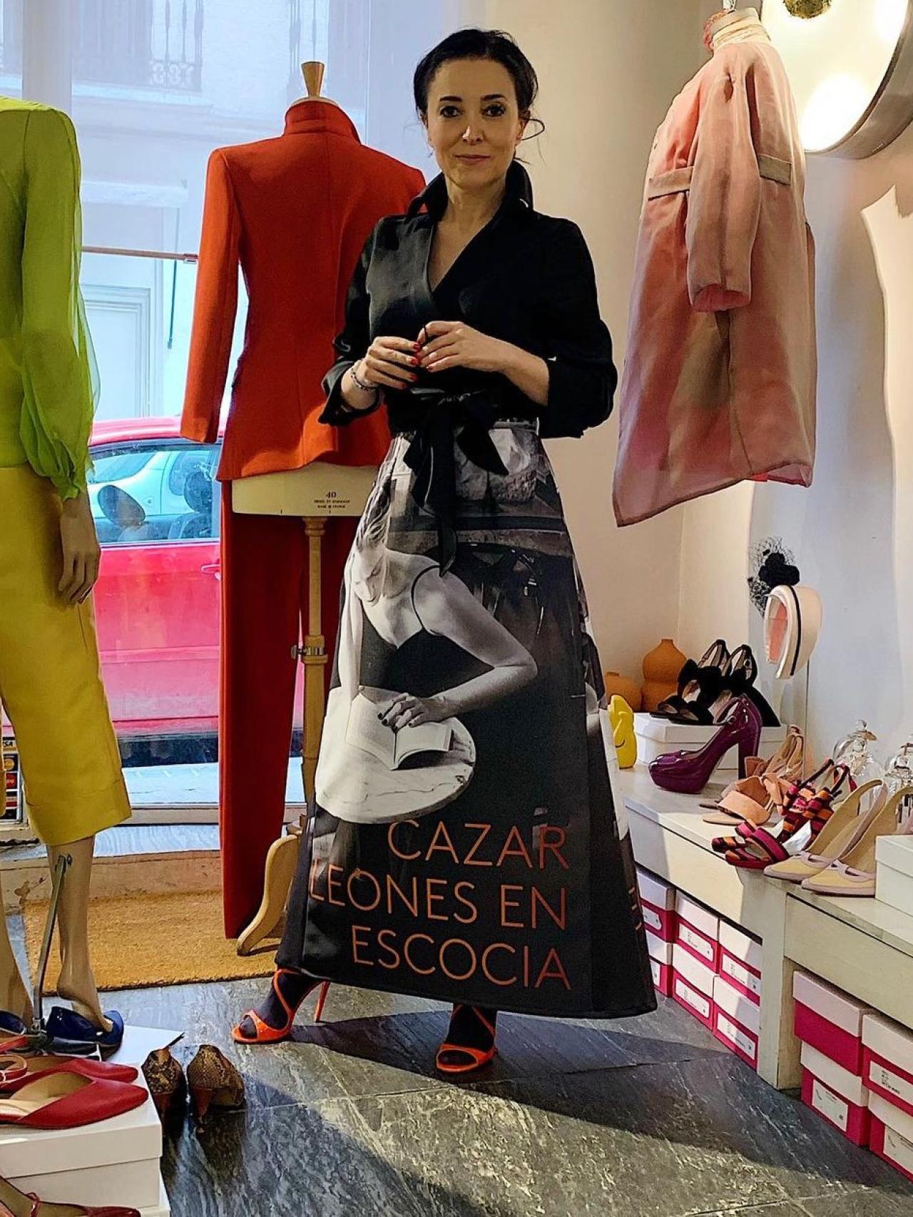 Cruz Sánchez de Lara, posando con el diseño de 'Cazar leones en Escocia'.