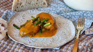 Carrilleras de cerdo con espárragos verdes, un guiso clásico con un toque actual