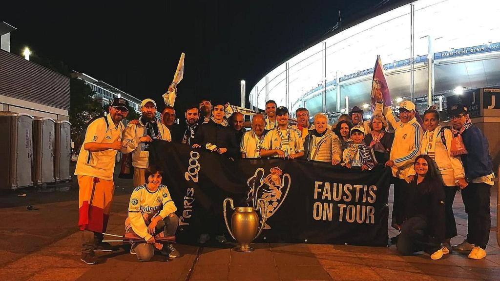 La peña París 2000 del Real Madrid tras la final de Champions en el Stade de France