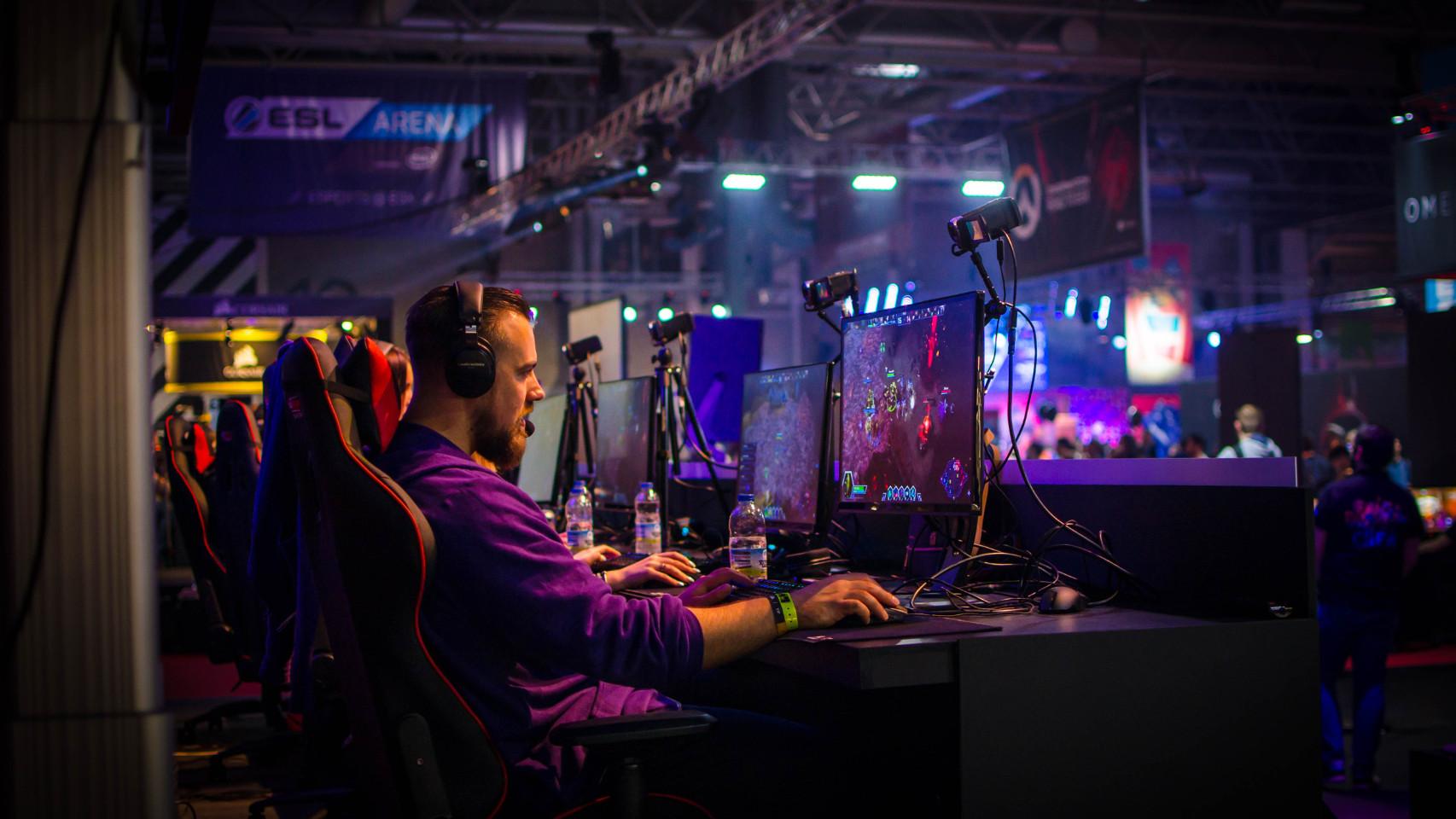 Imagen de archivo de una persona practicando e-sports.