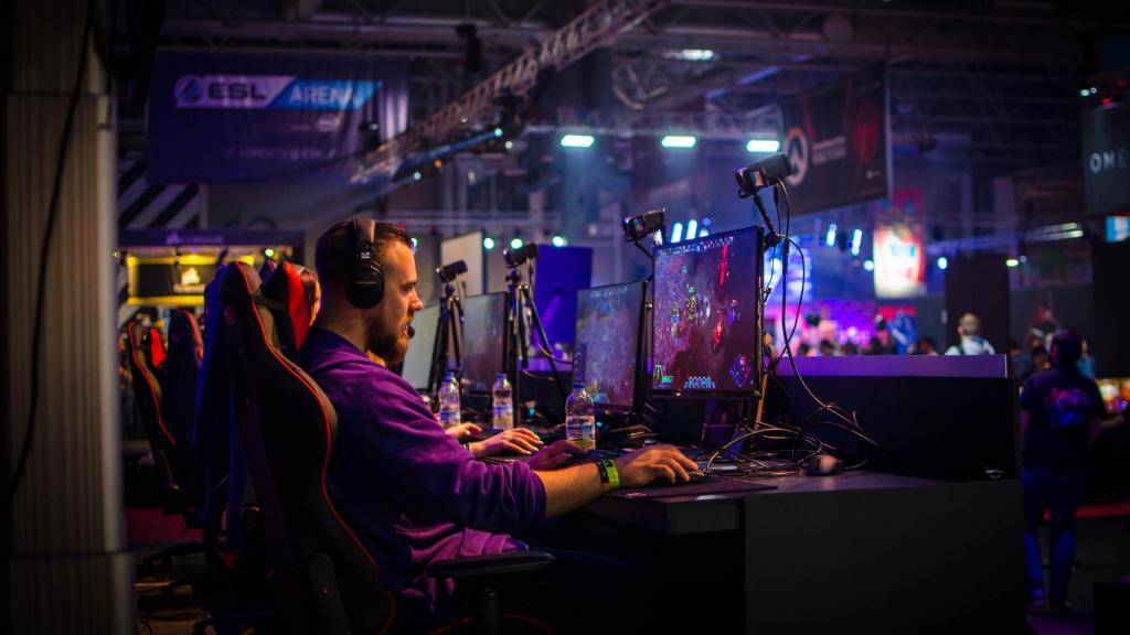 Imagen de archivo de una persona practicando e-sports.