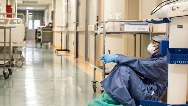 Imagen de archivo de un sanitario trabajando en pandemia.