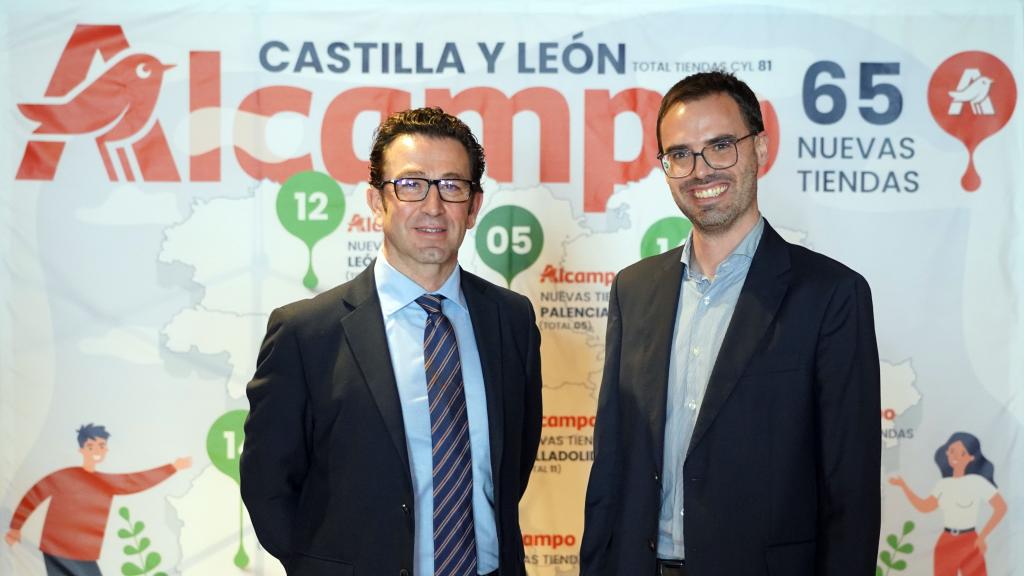 El director territorial de Alcampo en Castilla y León, Jesús López; junto al responsable de la empresa en la zona norte, Óscar Monclús.