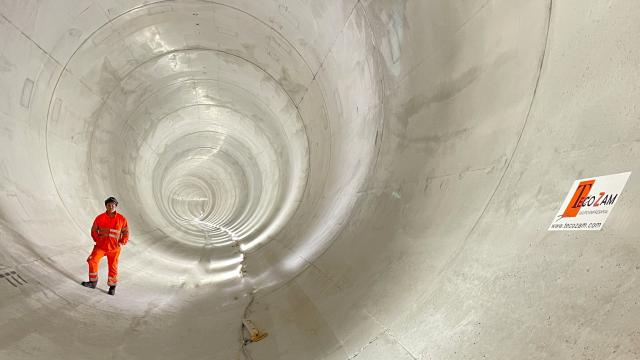 Operario de Tecozam en la superalcantarilla de Londres