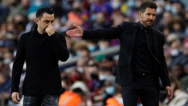 Xavi Hernández y Simeone, durante un partido de Liga