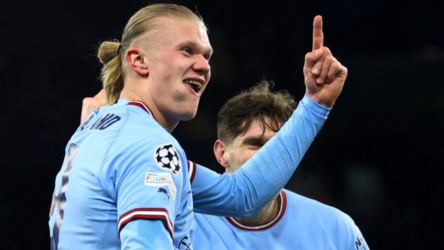 Haaland, acompañado por John Stones, durante la celebración de un gol.