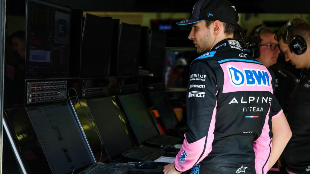 Esteban Ocon en el muro de Alpine en el circuito de Sakhir en Bahréin