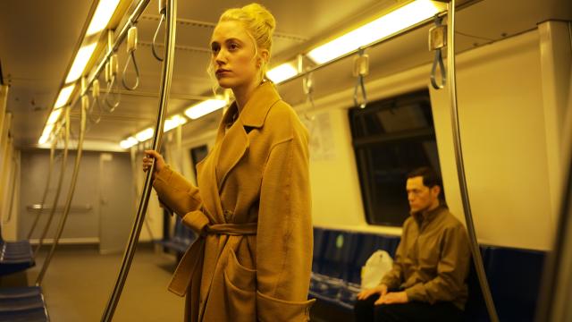 Maika Monroe es Julia en 'El extraño'