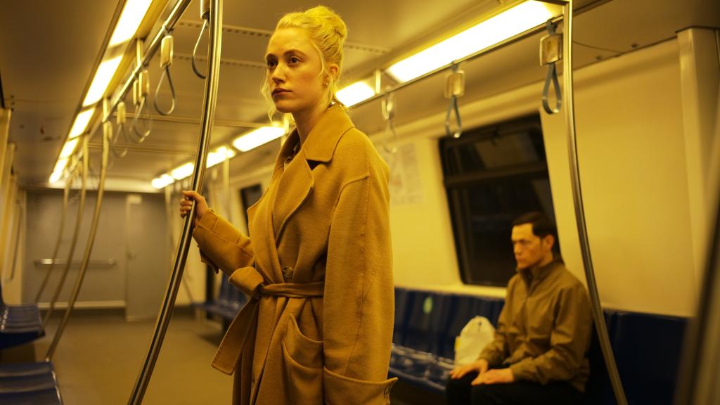 Maika Monroe es Julia en 'El extraño'