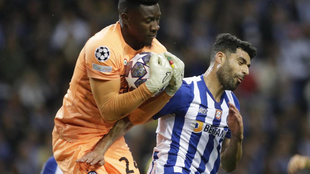 Onana, atrapando el balón ante Mehdi Taremi en el Oporto - Inter de Milán de la Champions League 2022/2023