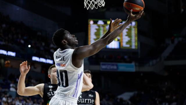 Eli John Ndiaye realiza una entrada a canasta en un partido de Liga Endesa