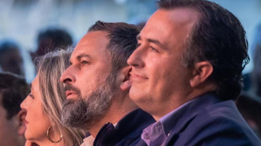 David Moreno, en primer plano, junto a Santiago Abascal.
