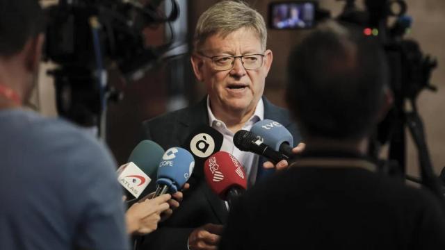 El presidente de la Generalitat Valenciana, Ximo Puig, atiende a los medios.
