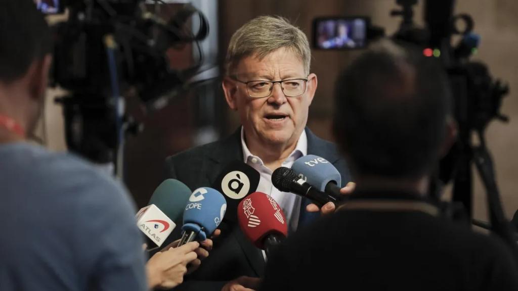 El presidente de la Generalitat Valenciana, Ximo Puig, atiende a los medios.