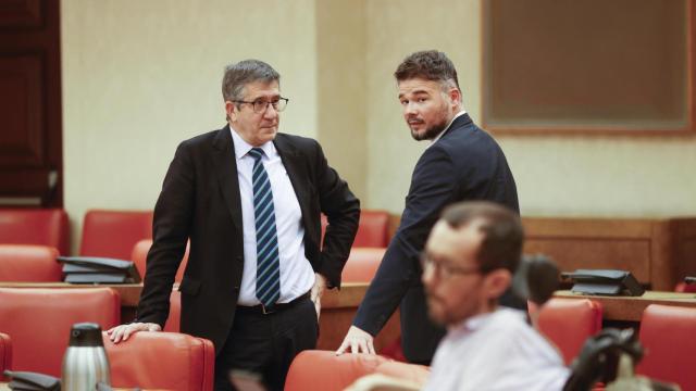 Los portavoces del PSOE y ERC en el Congreso, Patxi López y Gabriel Rufián, este martes en la reunión de la Junta de Portavoces.