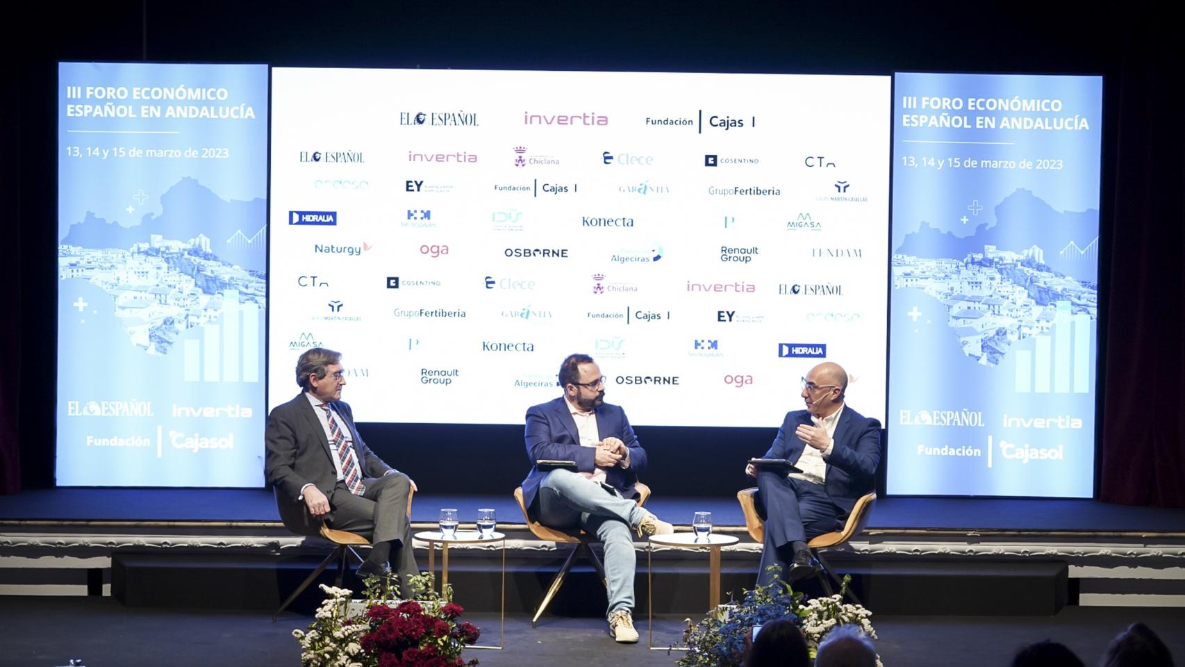 El jefe de proyecto de Refactory Sevilla-Renault Group, Pedro Salinas, y el presidente del Puerto de Sevill,a Rafael Carmona.