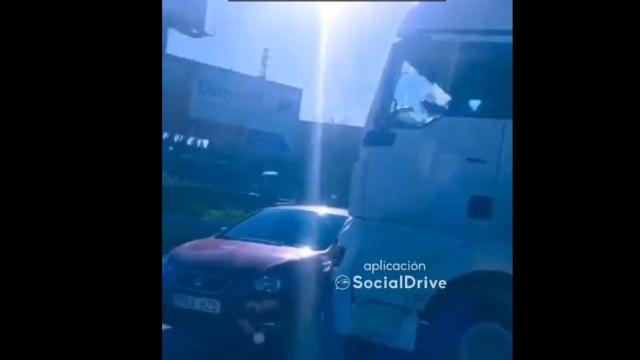 Un camión empuja durante cientos de metros un coche en Getafe: el impactante vídeo