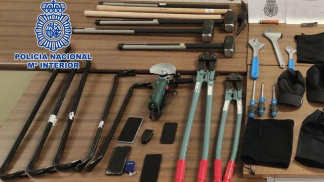 Instrumental incautado del vehículo que se dio a la fuga en Vallecas.