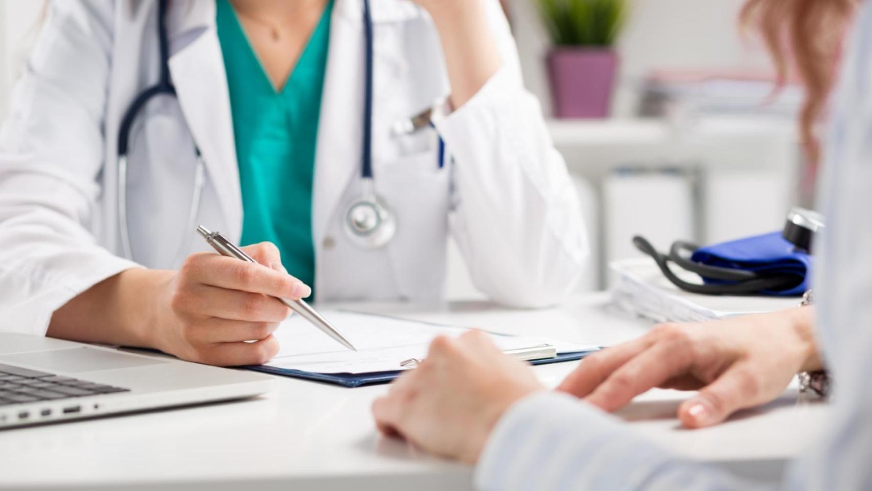 Dos médicos hablan en su consulta.
