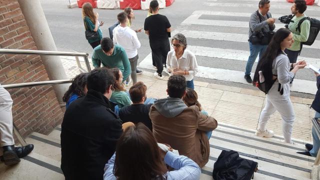 La profesora García Bujalance imparte las clases en las escalinatas del Rectorado.