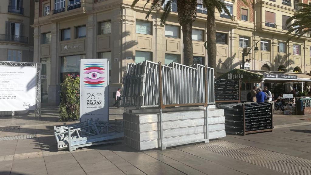 El decorado del Festival de Cine junto a las estructuras del recorrido oficial.