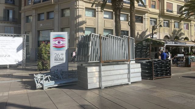 El decorado del Festival de Cine junto a las estructuras del recorrido oficial.